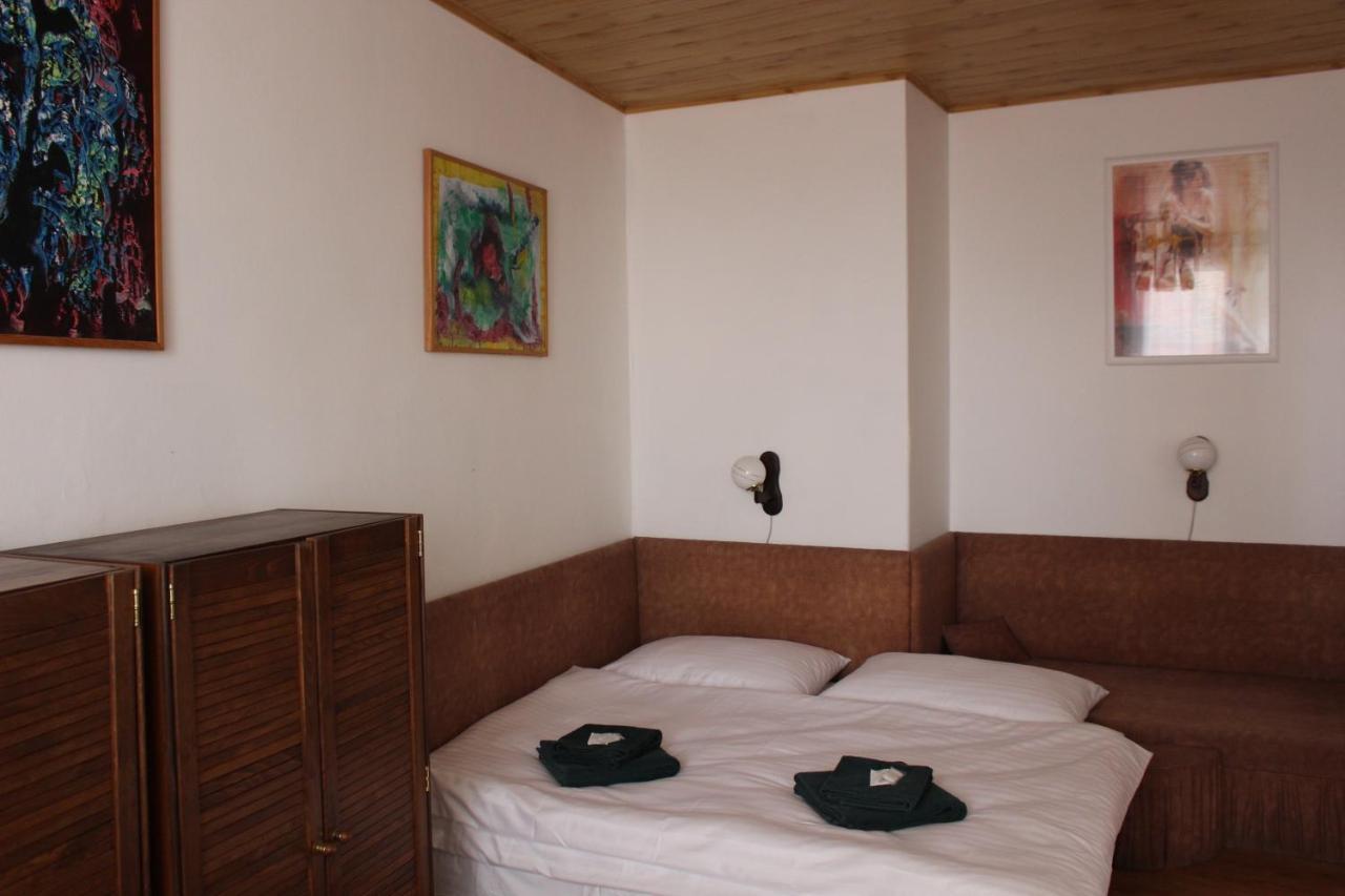 Hotel Cerny Kun Louny Exterior photo